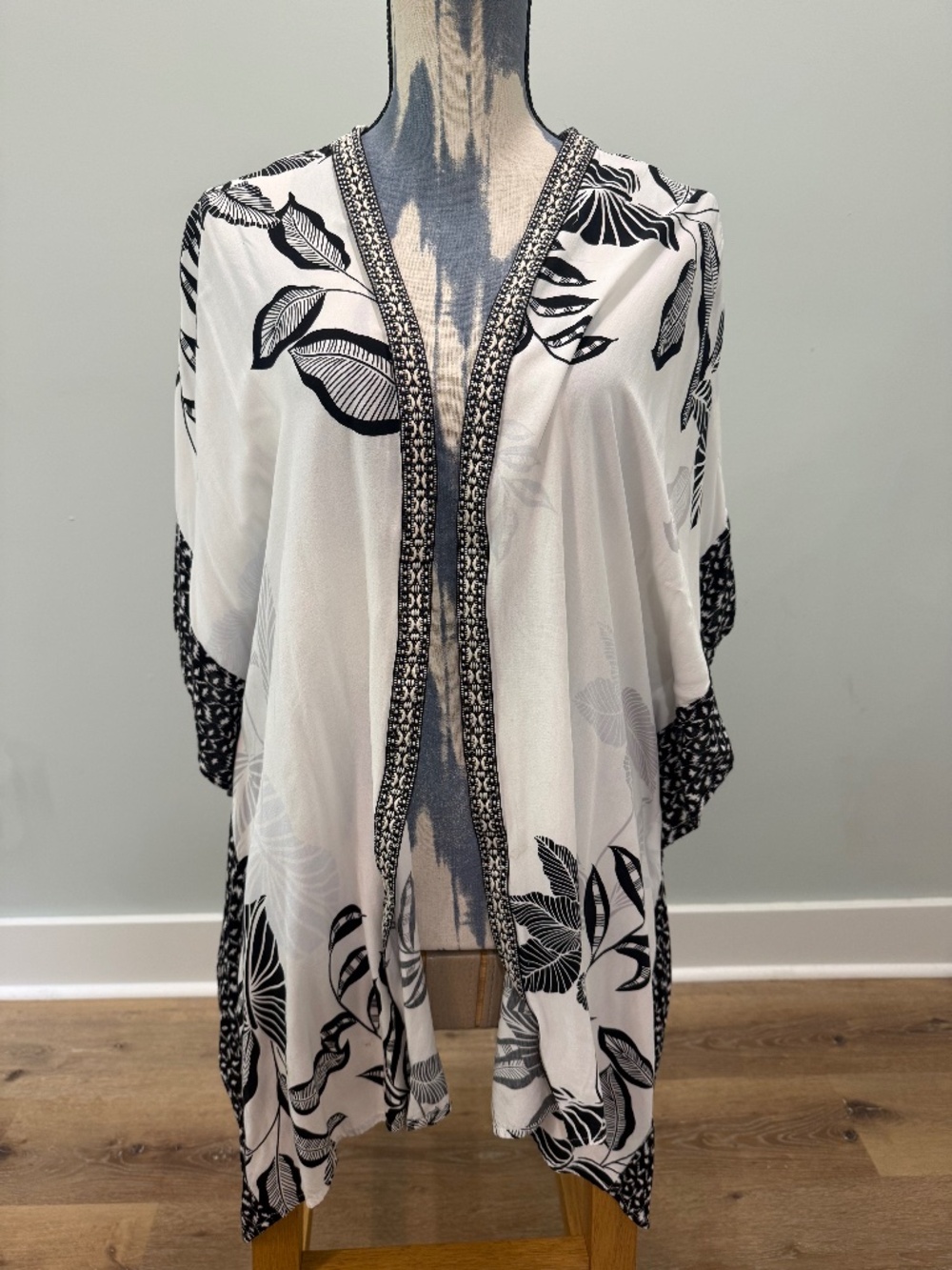 Chico's black and white floral open front ruana size l/xl